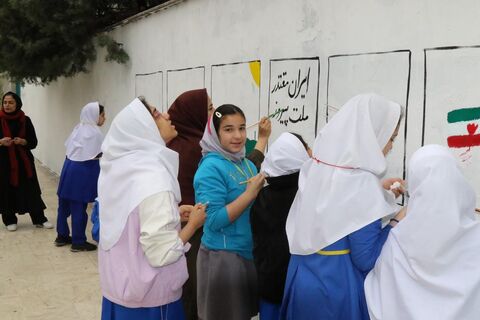 دیوارنگاره دهه فجر با مشارکت کودکان و نوجوانان در ساری اجرا شد