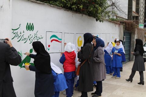 دیوارنگاره دهه فجر با مشارکت کودکان و نوجوانان در ساری اجرا شد
