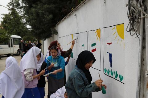 دیوارنگاره دهه فجر با مشارکت کودکان و نوجوانان در ساری اجرا شد