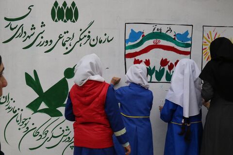 دیوارنگاره دهه فجر با مشارکت کودکان و نوجوانان در ساری اجرا شد