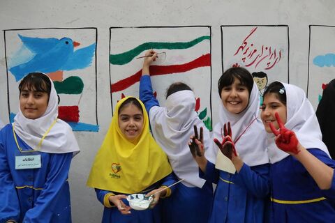 دیوارنگاره دهه فجر با مشارکت کودکان و نوجوانان در ساری اجرا شد