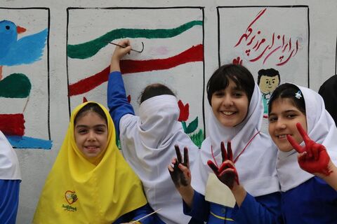 دیوارنگاره دهه فجر با مشارکت کودکان و نوجوانان در ساری اجرا شد