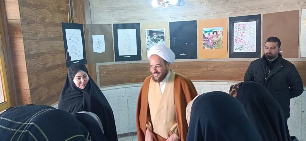 رئیس ستاد دهه‌فجر کرمانشاه از نمایشگاه سرزمین مادری کانون بازدید کرد