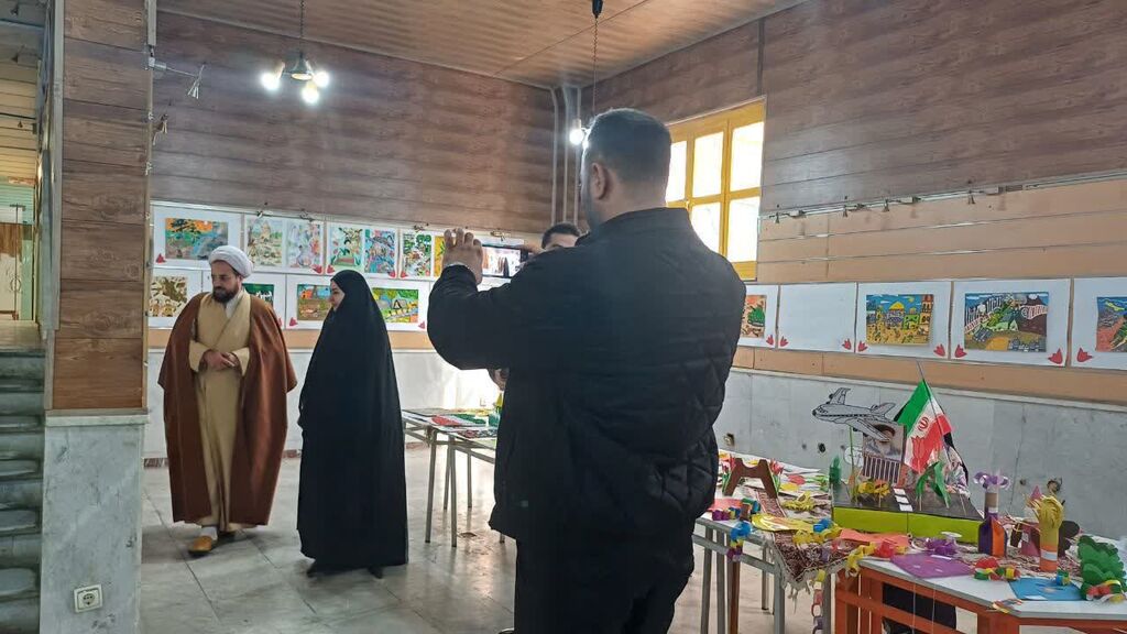 رئیس ستاد دهه‌فجر کرمانشاه از نمایشگاه سرزمین مادری کانون بازدید کرد