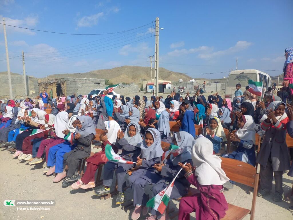 عروسکهای غولپیکر کانون سیستان و بلوچستان پیامآور شادی در مدارس نیکشهر شدند