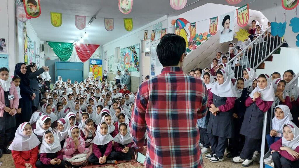 لبخند و یادگیری در مدارس؛ قهرمان آکواریوم به بیش از ۱۵۰۰ دانشآموز شادی هدیه داد