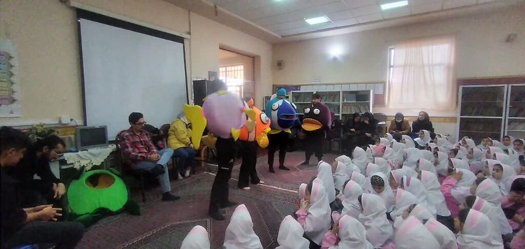 لبخند و یادگیری در مدارس؛ قهرمان آکواریوم به بیش از ۱۵۰۰ دانشآموز شادی هدیه داد