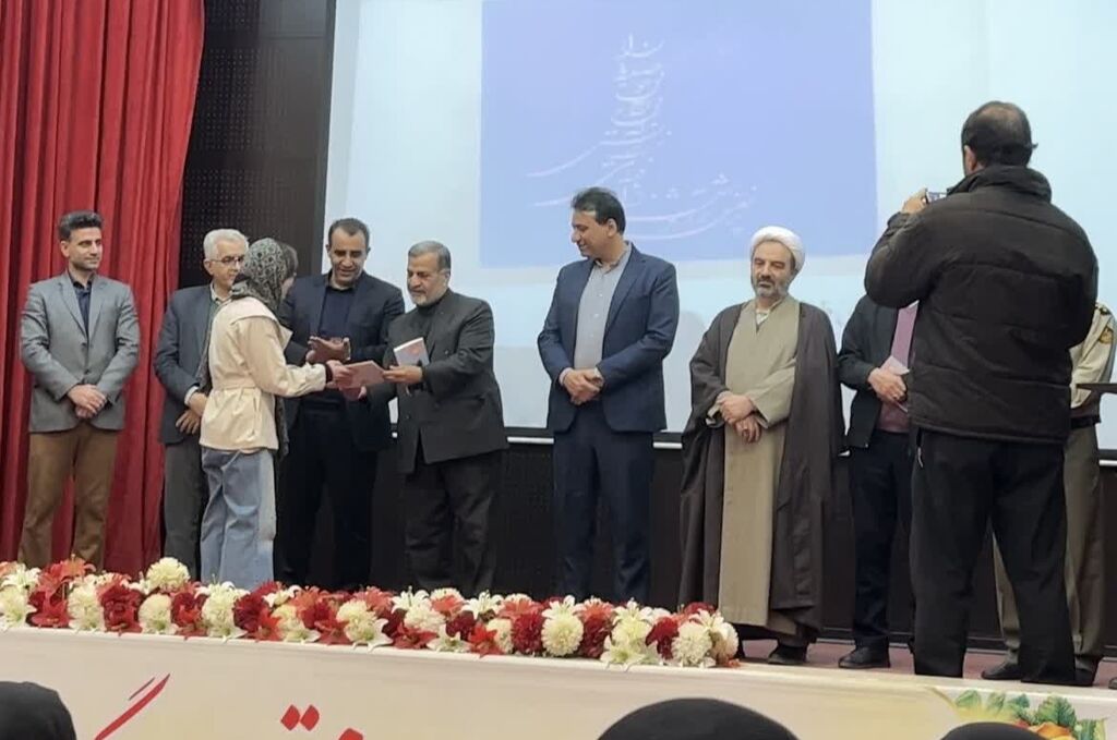 تجلیل از دو عضو نوجوان کانون کرمانشاه در جشنواره عصر شعر ایثار