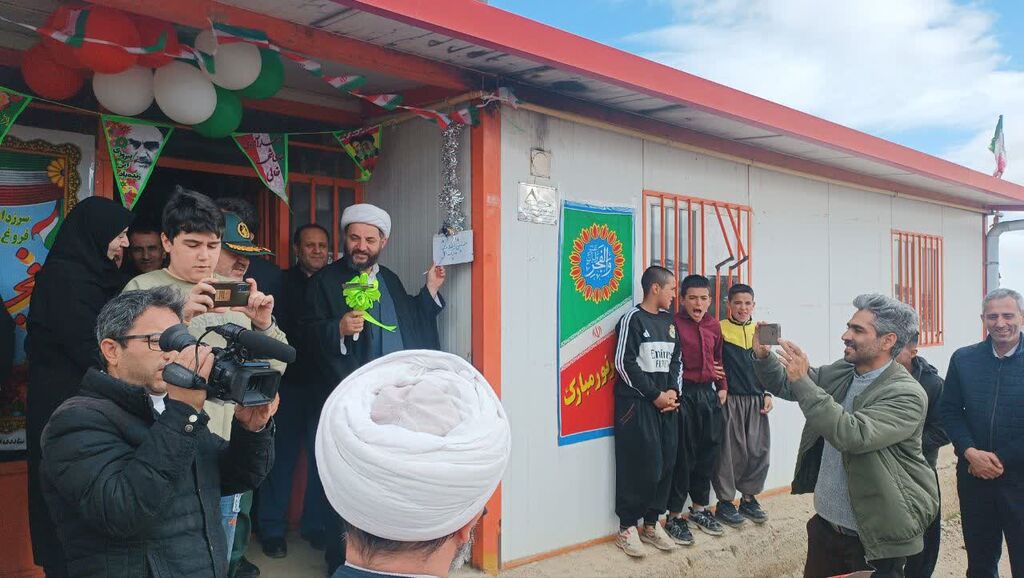 پیک امید در مدارس شبانه‎روزی با هنرنمایی مربیان سیار و پستی کانون همدان