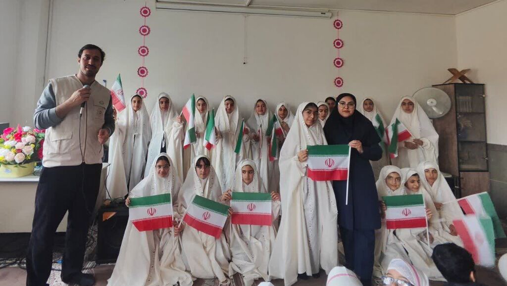 پیک امید در مدارس شبانهروزی با هنرنمایی مربیان سیار و پستی کانون همدان