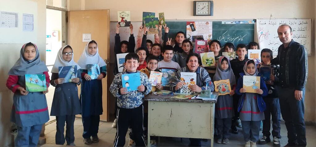 پیک امید در مدارس شبانه‎روزی با هنرنمایی مربیان سیار و پستی کانون همدان