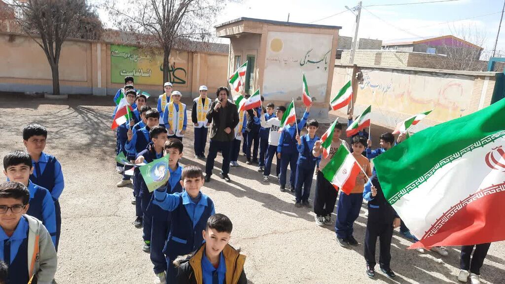 پیک امید در مدارس شبانهروزی با هنرنمایی مربیان سیار و پستی کانون همدان