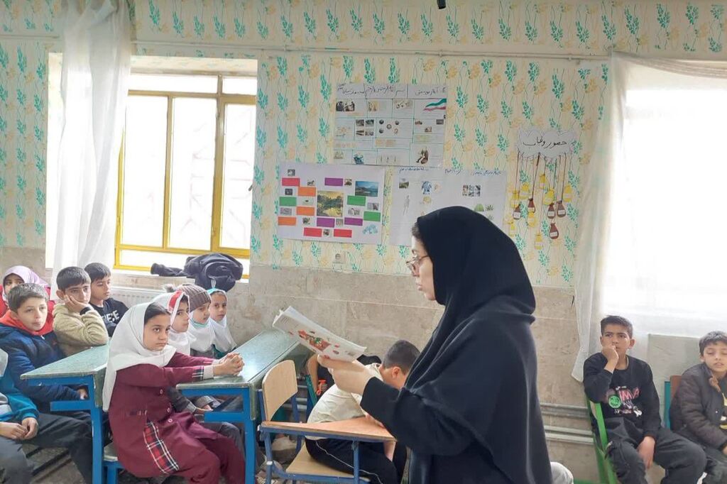 مربیان کانون کرمانشاه برنامههای دهه فجر را به روستای جامهشوران بردند