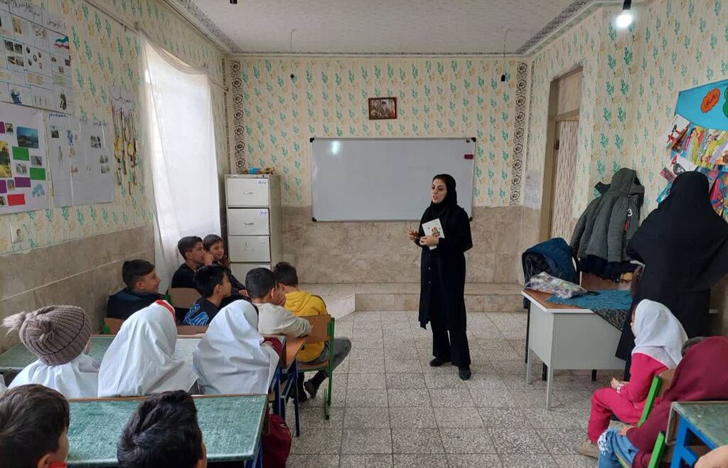 مربیان کانون کرمانشاه برنامههای دهه فجر را به روستای جامهشوران بردند