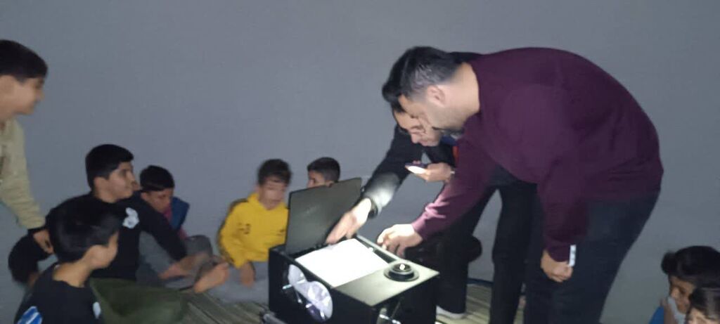 مربیان کانون کرمانشاه برنامههای دهه فجر را به روستای جامهشوران بردند