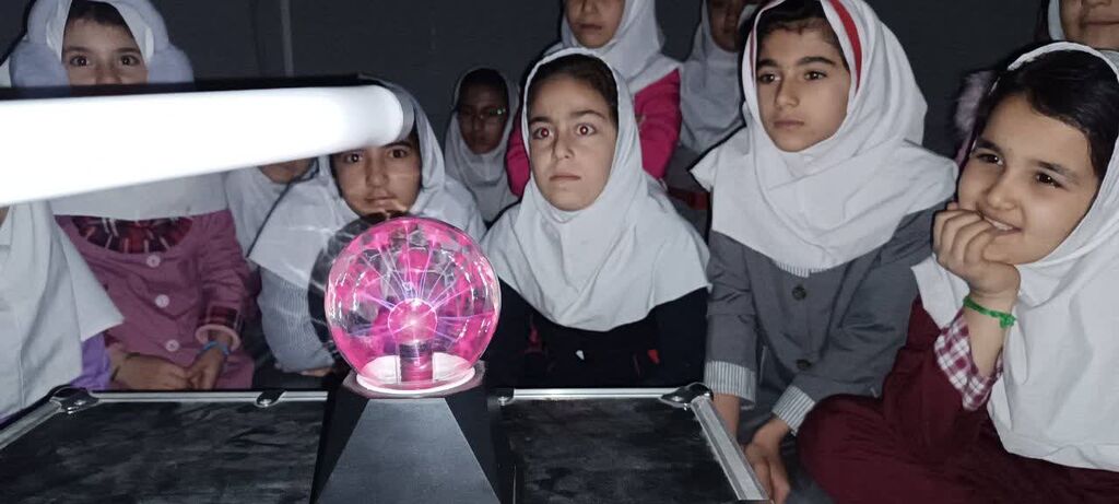 مربیان کانون کرمانشاه برنامههای دهه فجر را به روستای جامهشوران بردند