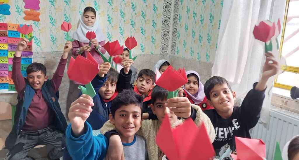 مربیان کانون کرمانشاه برنامههای دهه فجر را به روستای جامهشوران بردند