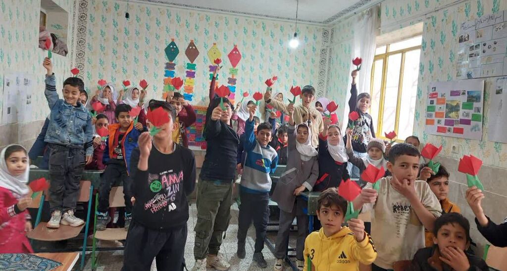 مربیان کانون کرمانشاه برنامههای دهه فجر را به روستای جامهشوران بردند