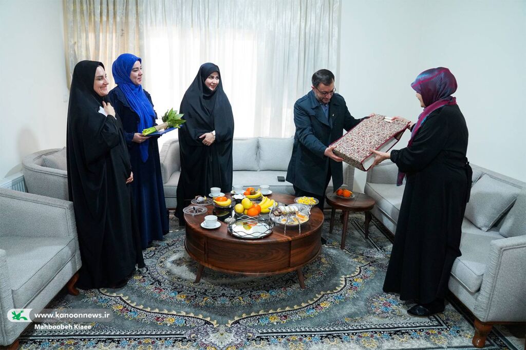 تجلیل مدیرعامل کانون از بانوی ایثارگر جنگ ۱۲ روزه