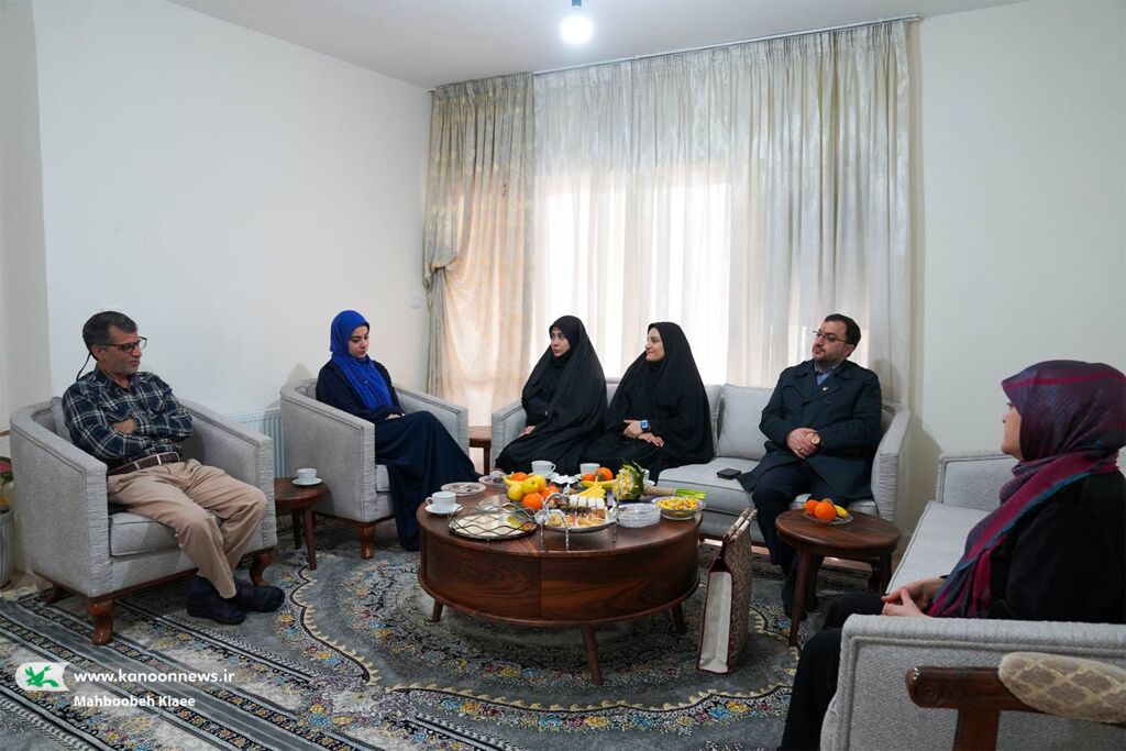 تجلیل مدیرعامل کانون از بانوی ایثارگر جنگ ۱۲ روزه