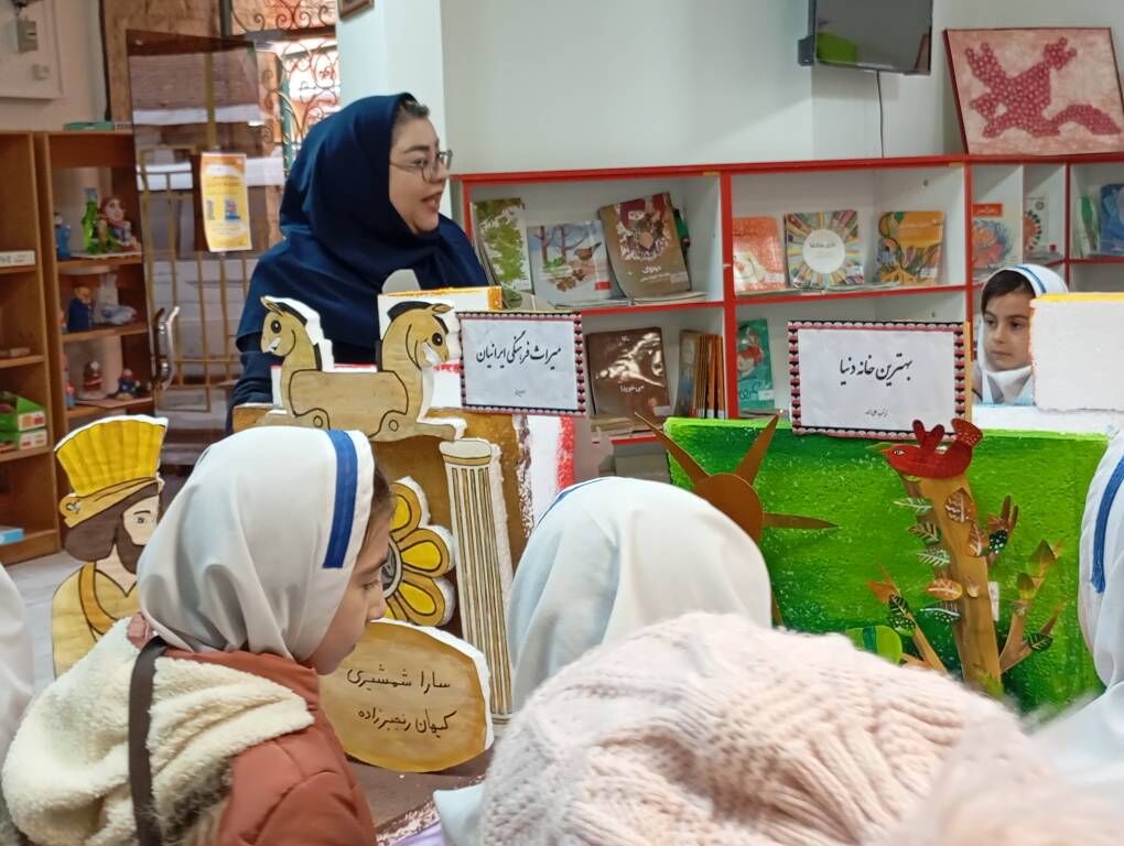 کتابها زنده میشوند؛ نمایشگاه آثار اعضای کانون آذرشهر در دهه فجر برگزار شد