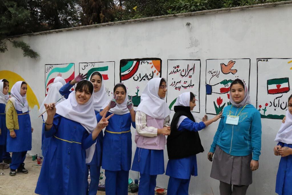 دیوارنگاره دهه فجر با مشارکت کودکان و نوجوانان در ساری اجرا شد