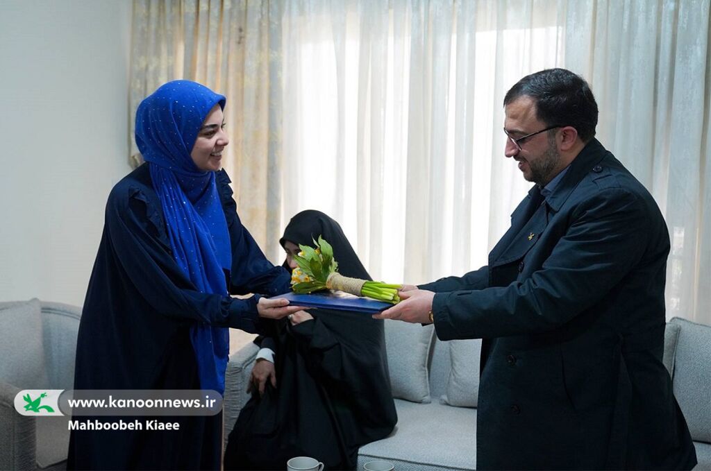 دیدار مدیرعامل با بانوی جانباز تجلیل مدیرعامل کانون از بانوی ایثارگر جنگ ۱۲ روزه
