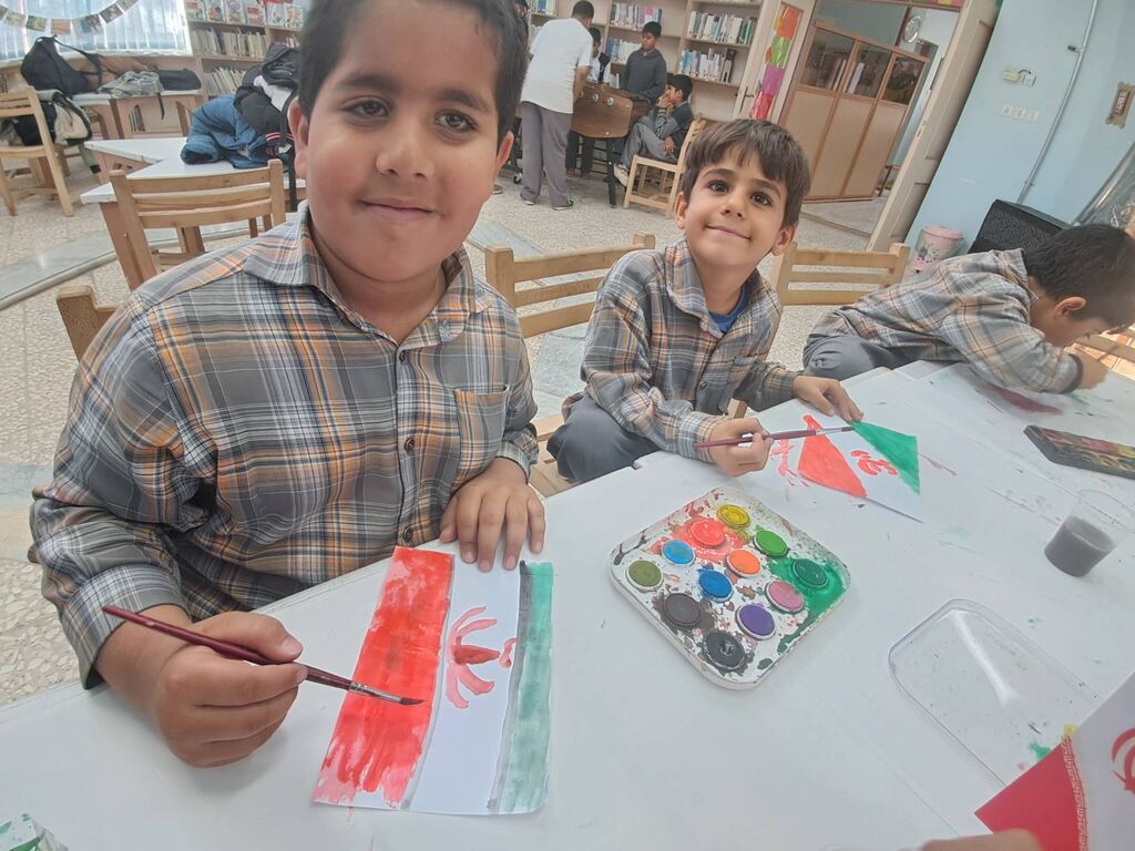 اعضای نوخوان بیارجمند دهه فجر را با پرچم و سفالگری گرامی داشتند