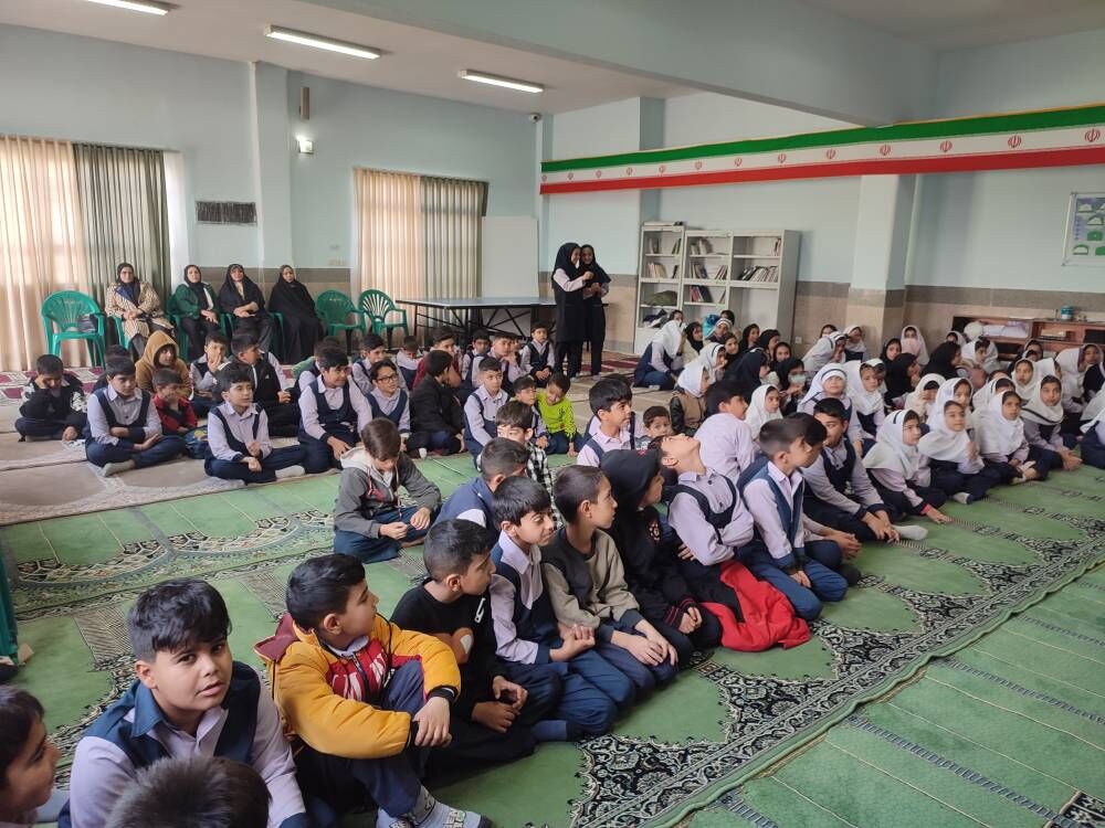 کتابخانه سیار میامی با سرود و شعر میزبان دانش آموزان مالک اشتر شد