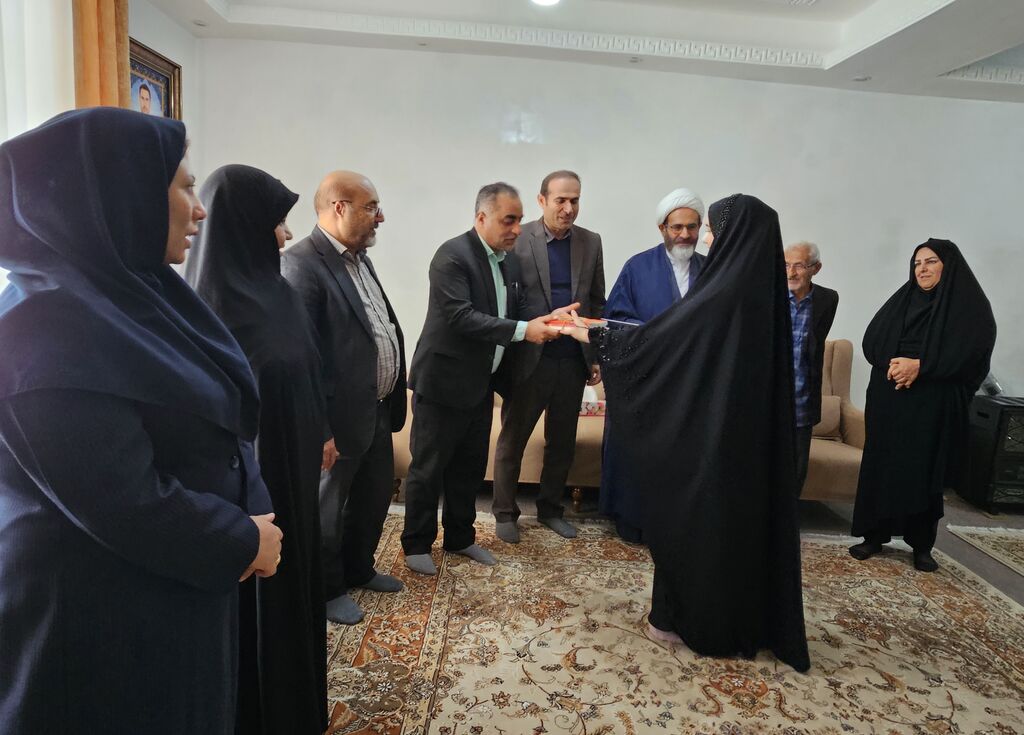 دیدار کارکنان کانون پرورش فکری با خانواده شهید امنیت الهنظر صفری