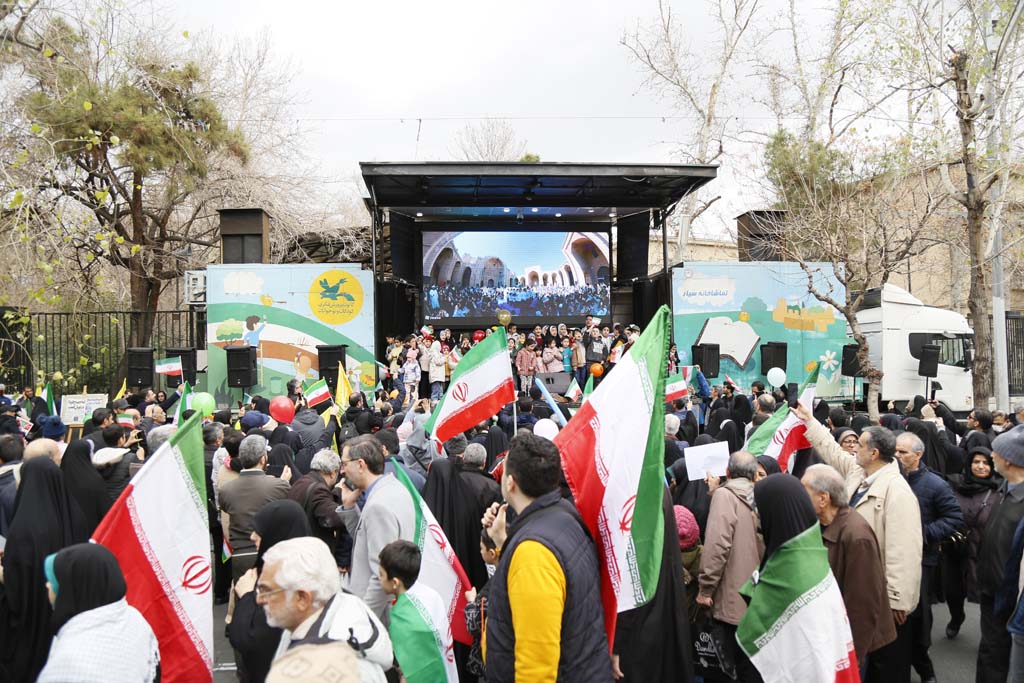 حضور تماشاخانه‌های سیار کانون در راهپیمایی ۲۲ بهمن ۱۴۰۴