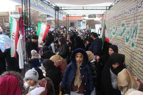 استقبال پرشور کودکان و نوجوانان از غرفه کانون پرورش فکری کودکان و نوجوانان استان آدربایجان شرقی همزمان با نزول رحمت الهی در مسیر راهپیمایی یوم الله ۲۲ بهمن ۱۴۰۴ -تبریز