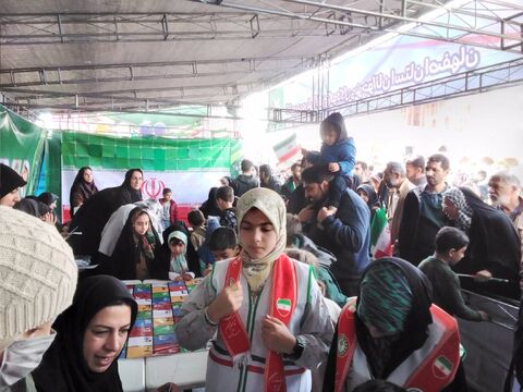 استقبال پر شور کودکان و نوجوانان از غرفه کانون استان اصفهان در ۲۲بهمن