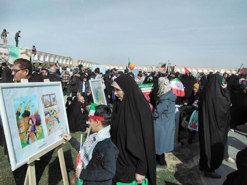 استقبال پر شور کودکان و نوجوانان از غرفه کانون استان اصفهان در ۲۲بهمن