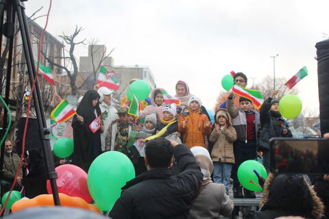 استقبال پرشور کودکان و نوجوانان از غرفه کانون پرورش فکری کودکان و نوجوانان استان آدربایجان شرقی همزمان با نزول رحمت الهی در مسیر راهپیمایی یوم الله 22 بهمن 1404 -تبریز