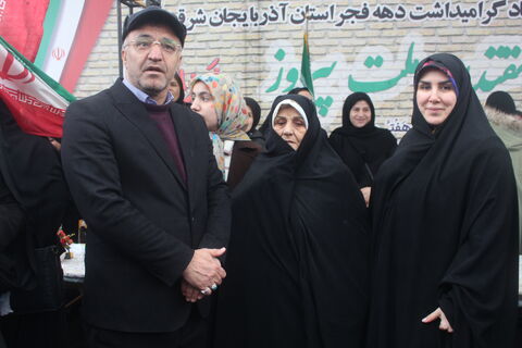 استقبال پرشور کودکان و نوجوانان از غرفه کانون پرورش فکری کودکان و نوجوانان استان آدربایجان شرقی همزمان با نزول رحمت الهی در مسیر راهپیمایی یوم الله 22 بهمن 1404 -تبریز