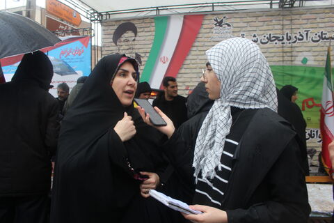 استقبال پرشور کودکان و نوجوانان از غرفه کانون پرورش فکری کودکان و نوجوانان استان آدربایجان شرقی همزمان با نزول رحمت الهی در مسیر راهپیمایی یوم الله 22 بهمن 1404 -تبریز