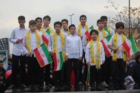 استقبال پرشور کودکان و نوجوانان از غرفه کانون پرورش فکری کودکان و نوجوانان استان آدربایجان شرقی همزمان با نزول رحمت الهی در مسیر راهپیمایی یوم الله 22 بهمن 1404 -تبریز