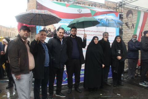 استقبال پرشور کودکان و نوجوانان از غرفه کانون پرورش فکری کودکان و نوجوانان استان آدربایجان شرقی همزمان با نزول رحمت الهی در مسیر راهپیمایی یوم الله 22 بهمن 1404 -تبریز