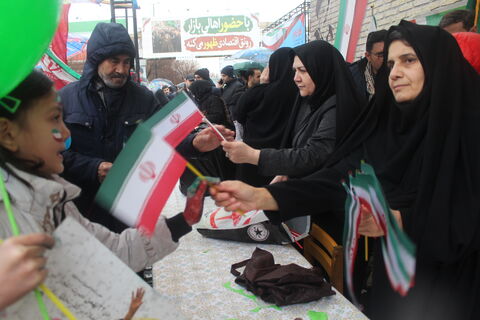 استقبال پرشور کودکان و نوجوانان از غرفه کانون پرورش فکری کودکان و نوجوانان استان آدربایجان شرقی همزمان با نزول رحمت الهی در مسیر راهپیمایی یوم الله 22 بهمن 1404 -تبریز