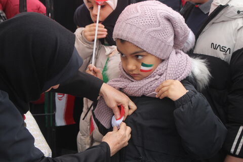 استقبال پرشور کودکان و نوجوانان از غرفه کانون پرورش فکری کودکان و نوجوانان استان آدربایجان شرقی همزمان با نزول رحمت الهی در مسیر راهپیمایی یوم الله 22 بهمن 1404 -تبریز