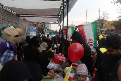 استقبال پرشور کودکان و نوجوانان از غرفه کانون پرورش فکری کودکان و نوجوانان استان آدربایجان شرقی همزمان با نزول رحمت الهی در مسیر راهپیمایی یوم الله 22 بهمن 1404 -تبریز