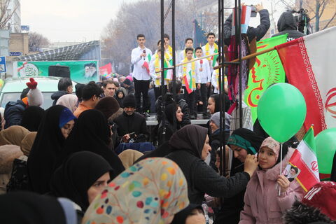 استقبال پرشور کودکان و نوجوانان از غرفه کانون پرورش فکری کودکان و نوجوانان استان آدربایجان شرقی همزمان با نزول رحمت الهی در مسیر راهپیمایی یوم الله 22 بهمن 1404 -تبریز