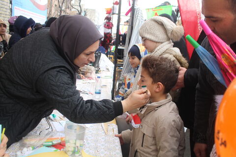 استقبال پرشور کودکان و نوجوانان از غرفه کانون پرورش فکری کودکان و نوجوانان استان آدربایجان شرقی همزمان با نزول رحمت الهی در مسیر راهپیمایی یوم الله 22 بهمن 1404 -تبریز