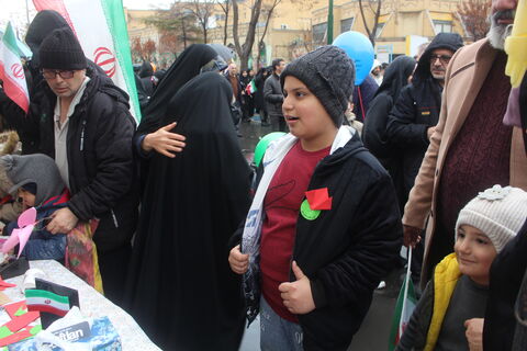 استقبال پرشور کودکان و نوجوانان از غرفه کانون پرورش فکری کودکان و نوجوانان استان آدربایجان شرقی همزمان با نزول رحمت الهی در مسیر راهپیمایی یوم الله 22 بهمن 1404 -تبریز