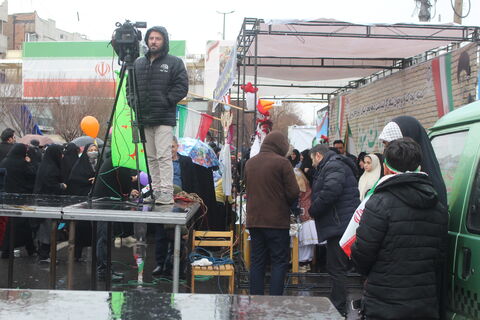 استقبال پرشور کودکان و نوجوانان از غرفه کانون پرورش فکری کودکان و نوجوانان استان آدربایجان شرقی همزمان با نزول رحمت الهی در مسیر راهپیمایی یوم الله 22 بهمن 1404 -تبریز