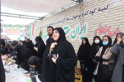 استقبال پرشور کودکان و نوجوانان از غرفه کانون پرورش فکری کودکان و نوجوانان استان آدربایجان شرقی همزمان با نزول رحمت الهی در مسیر راهپیمایی یوم الله 22 بهمن 1404 -تبریز