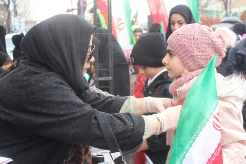 استقبال پرشور کودکان و نوجوانان از غرفه کانون پرورش فکری کودکان و نوجوانان استان آدربایجان شرقی همزمان با نزول رحمت الهی در مسیر راهپیمایی یوم الله 22 بهمن 1404 -تبریز