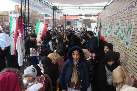 استقبال پرشور کودکان و نوجوانان از غرفه کانون پرورش فکری کودکان و نوجوانان استان آدربایجان شرقی همزمان با نزول رحمت الهی در مسیر راهپیمایی یوم الله 22 بهمن 1404 -تبریز