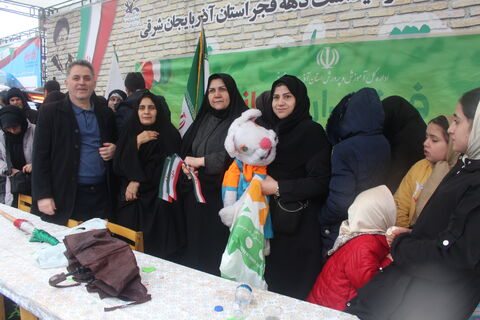 استقبال پرشور کودکان و نوجوانان از غرفه کانون پرورش فکری کودکان و نوجوانان استان آدربایجان شرقی همزمان با نزول رحمت الهی در مسیر راهپیمایی یوم الله 22 بهمن 1404 -تبریز